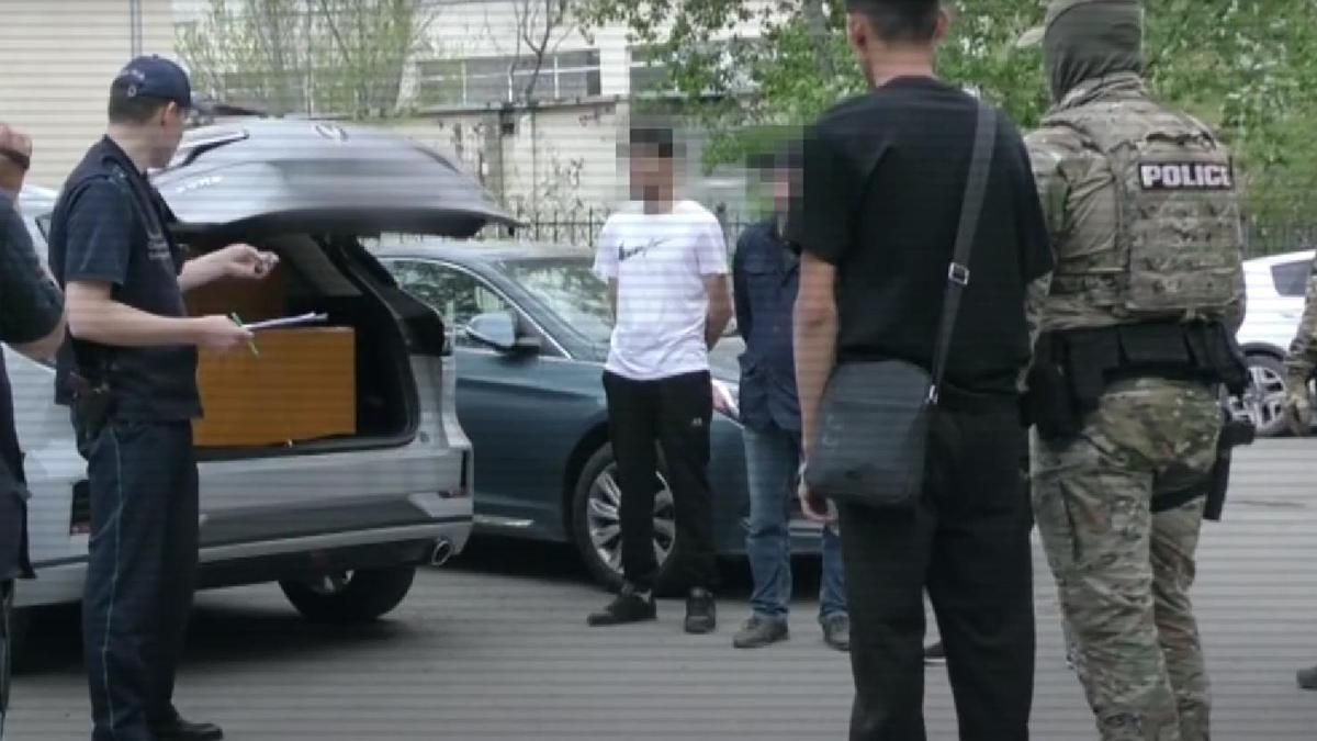Обыск в машине задержанных Обыск в машине задержанных