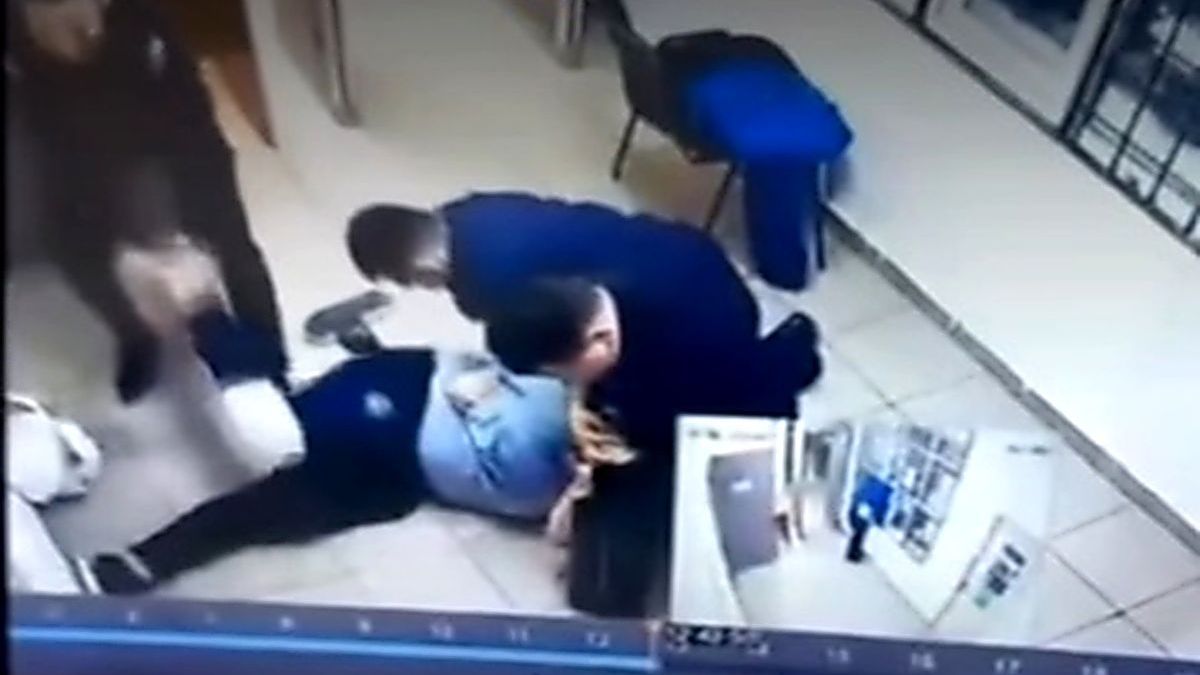 Сотрудники полиции применили силу к задержанному