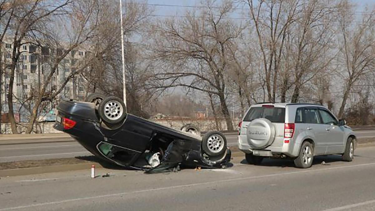 Перевернутый автомобиль марки BMW на дороге