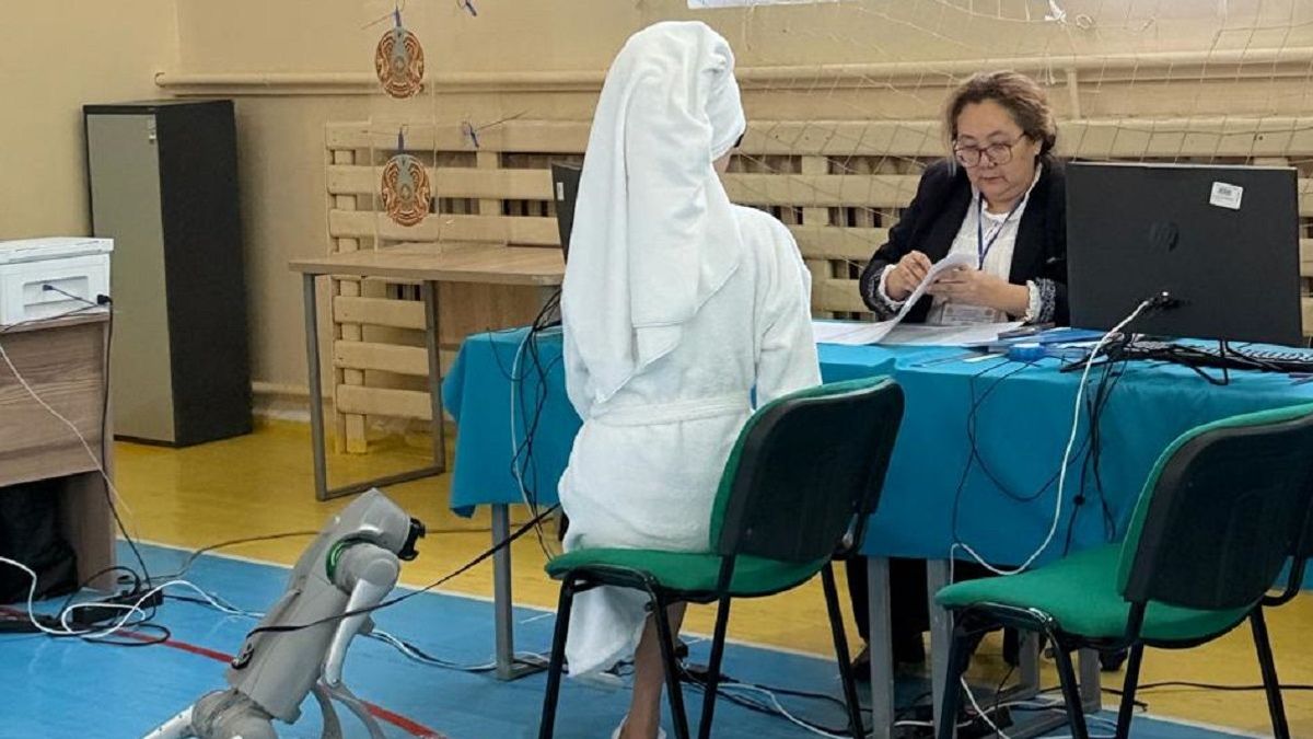 Девушка с роботом-собакой