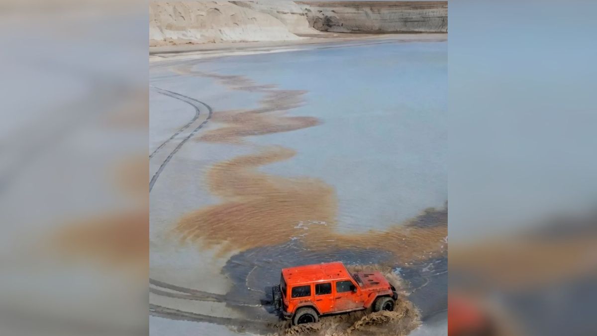 Водитель заехал в Каспийское море
