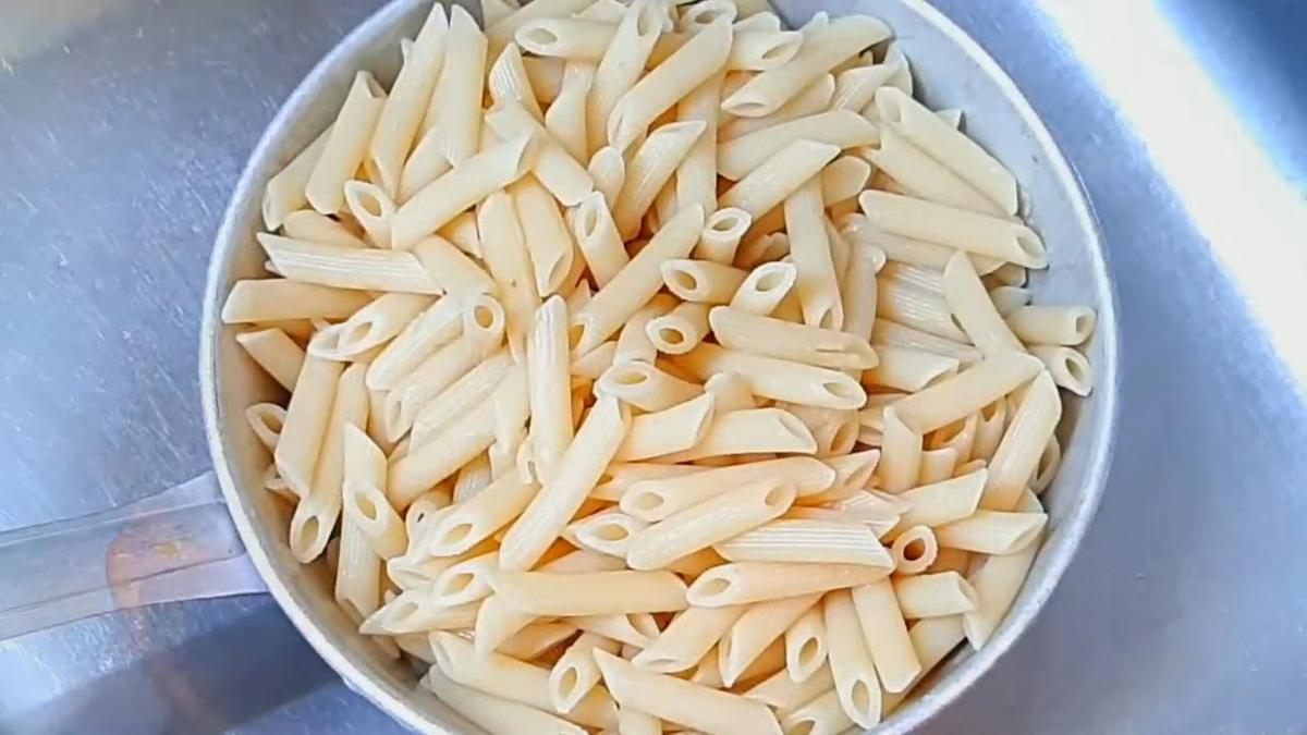 Отваренные макароны на дуршлаге