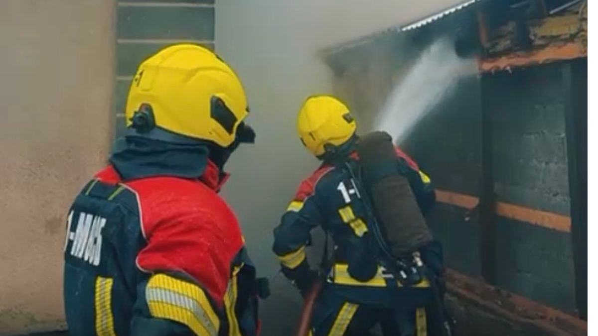 Пожарные тушат пожар в частном секторе в Алматы