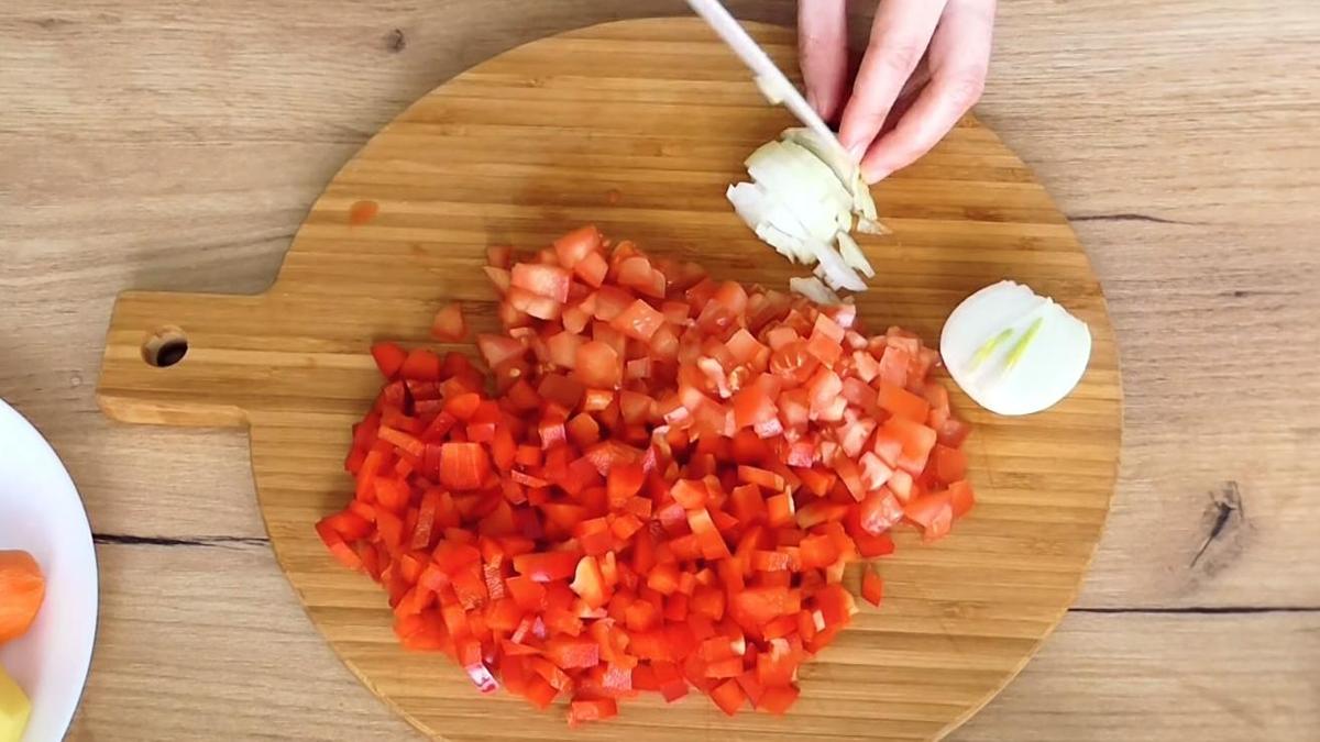 Нарезанные кубиком овощи