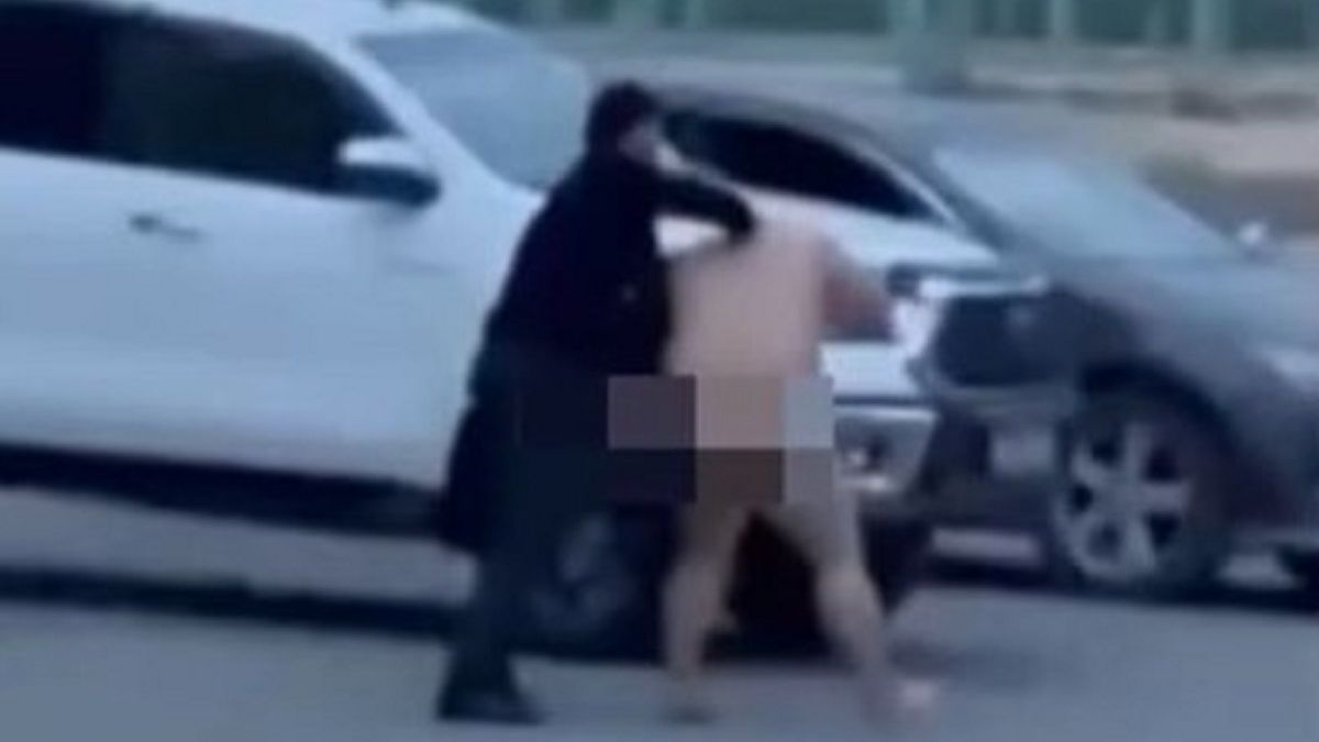 Голый мужчина в Актау