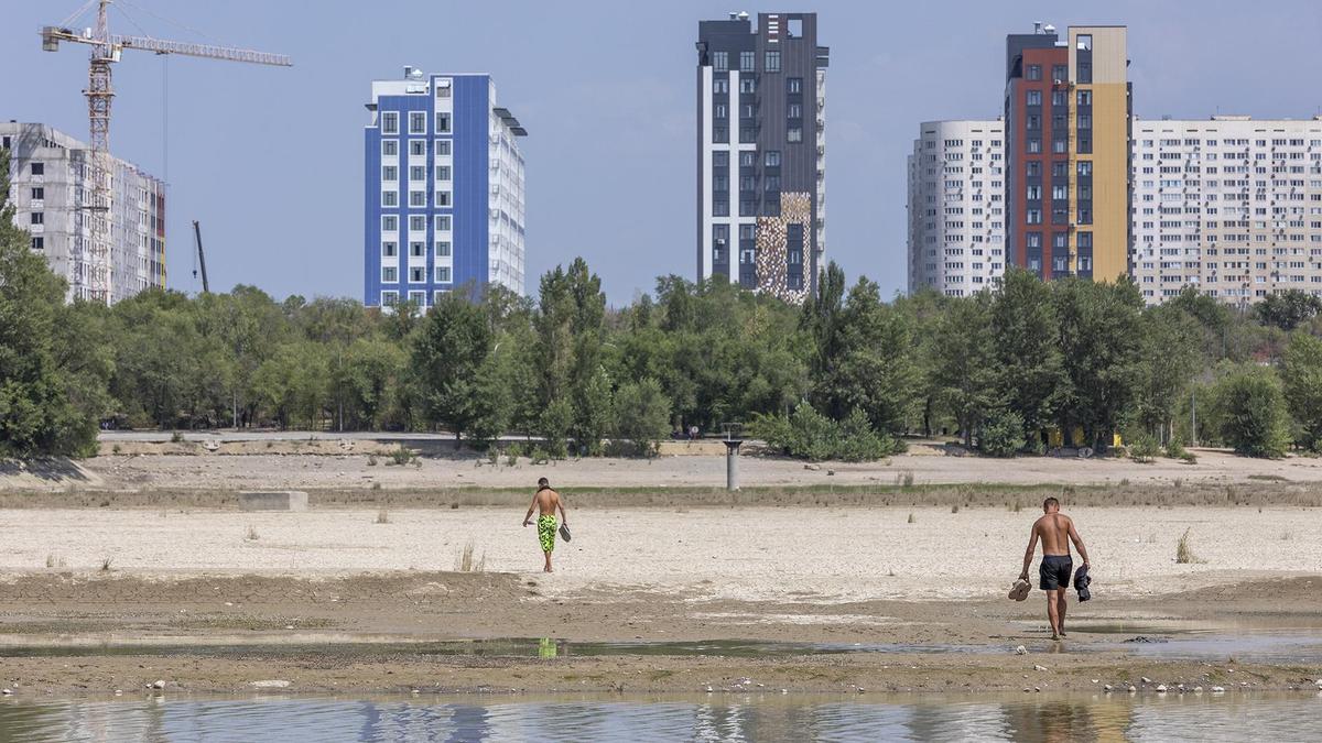 Люди купаются в Сайране