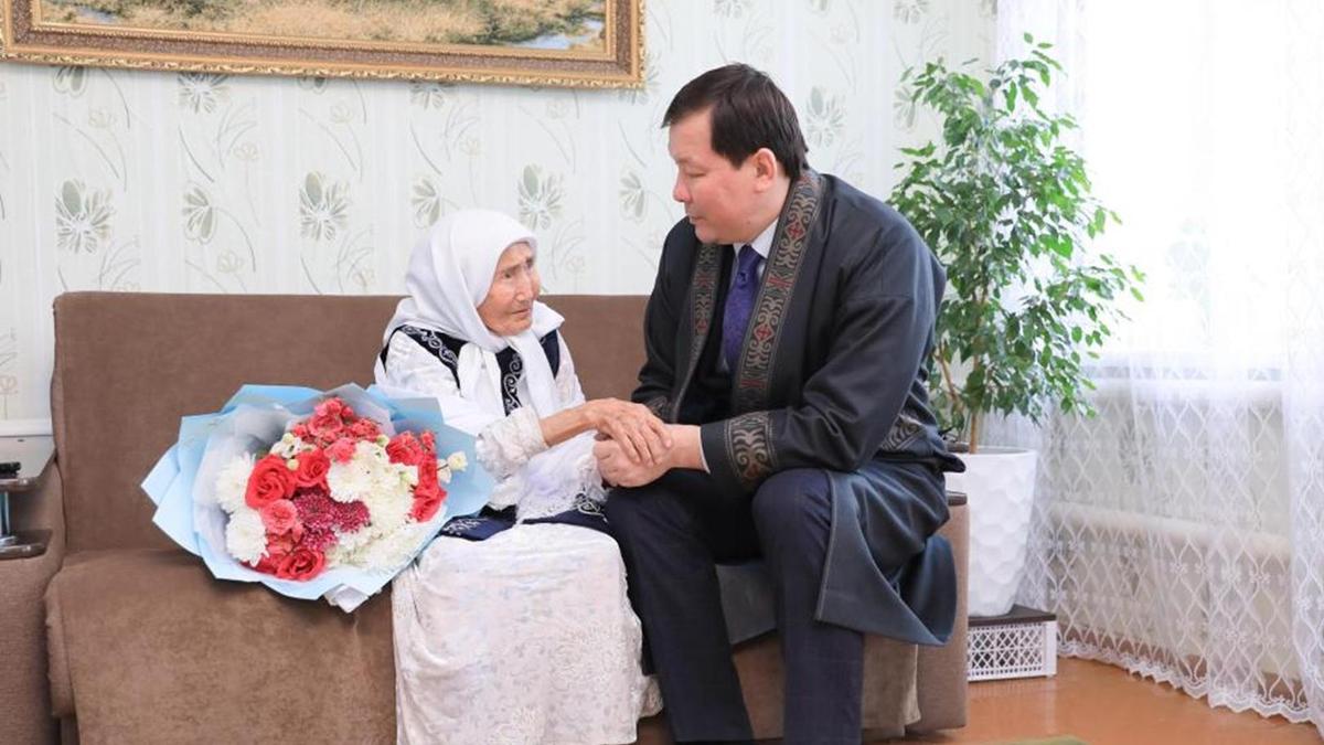 110 жастағы әжей мен Асхат Шахаров 110 жастағы әжей мен Асхат Шахаров