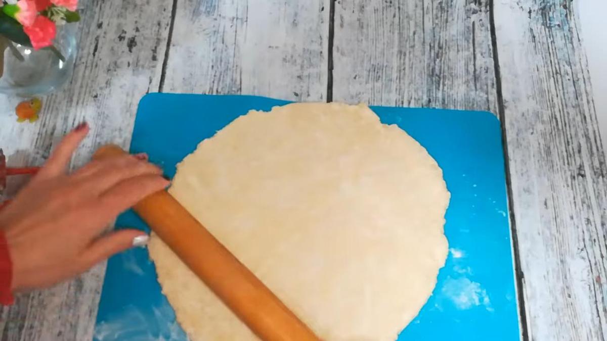 Тесто раскатывают скалкой