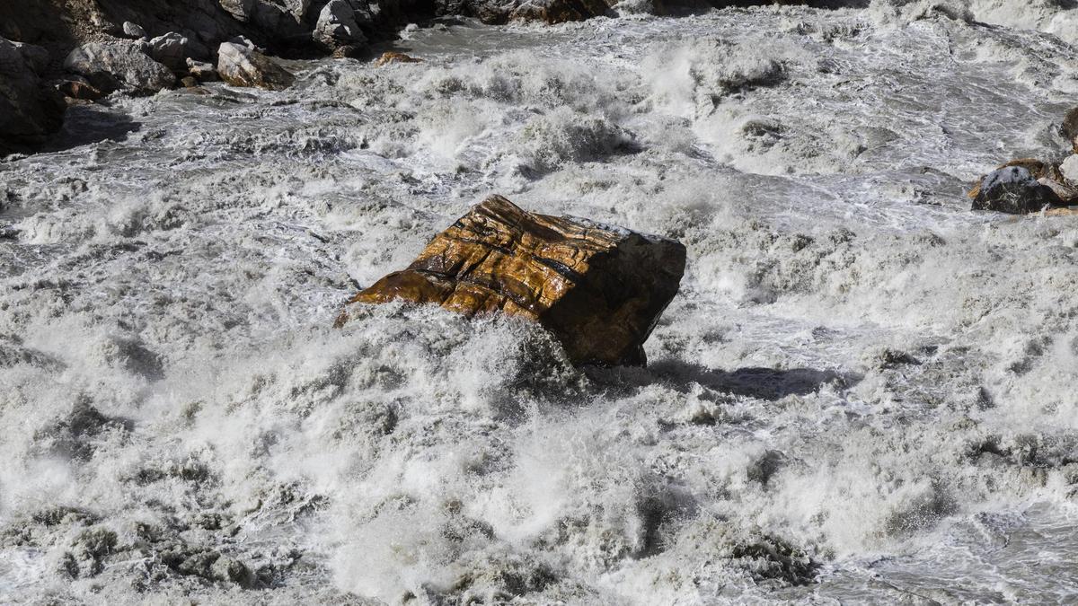 Вода течет в реке