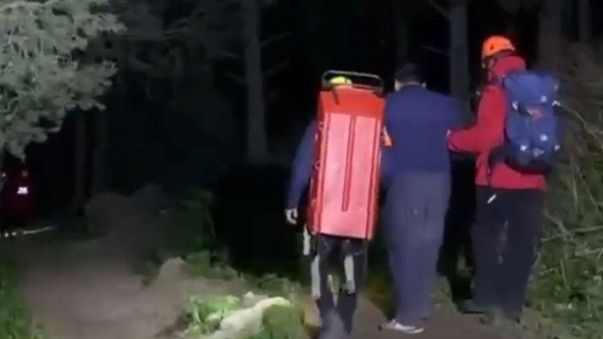 Спасатели с пострадавшим