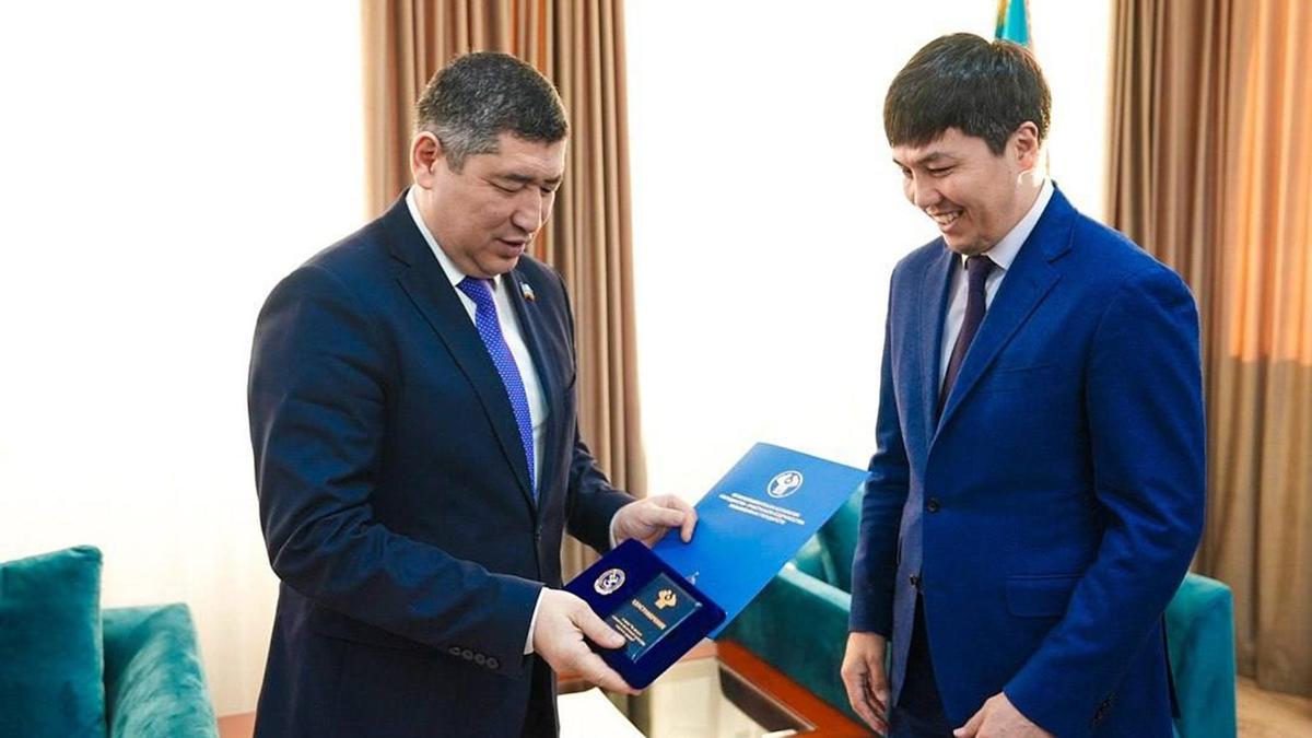Руслан Есеналин Мерей Ақшаловқа құрмет белгісін табыстап жатыр Руслан Есеналин Мерей Ақшаловқа құрмет белгісін табыстап жатыр