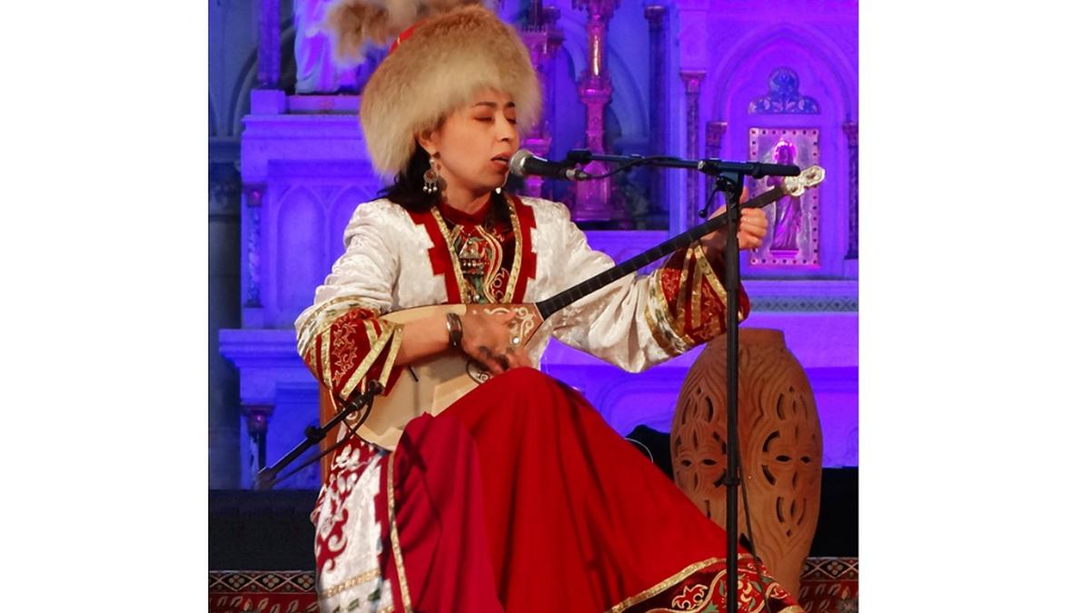 Песня в казахстане я живу. Казахстан народные Певцы. Народное творчество музыка Казахстан. Заслуженная народная певица Алтая.
