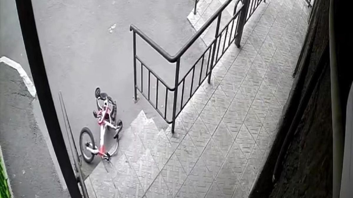 Упавший с высоты велосипед