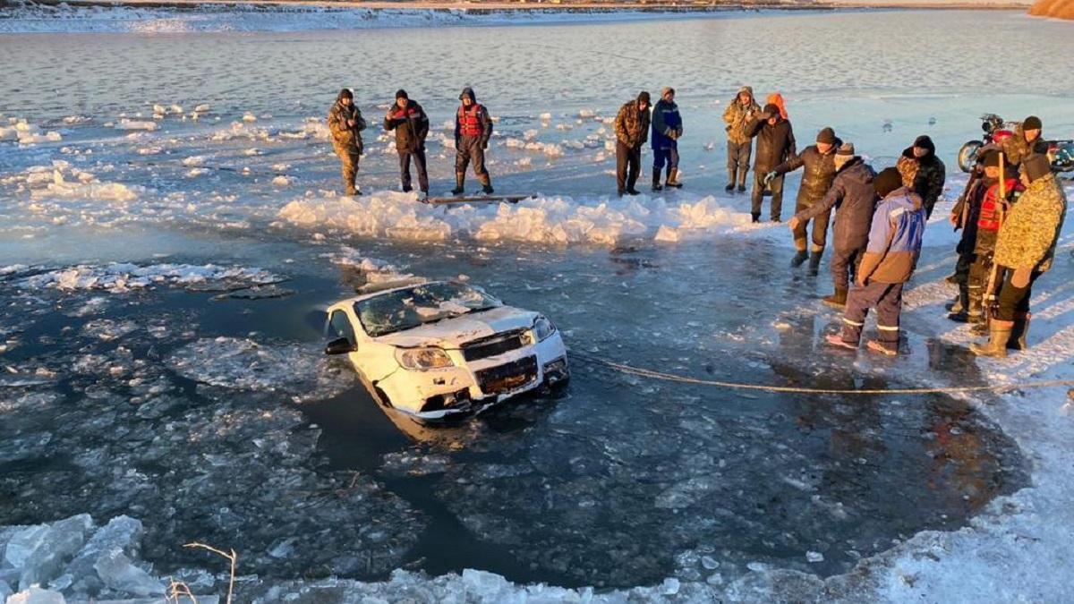 Автомобиль достают из реки