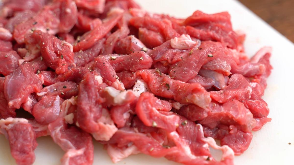 Говядина, нарезанная тонкими полосками