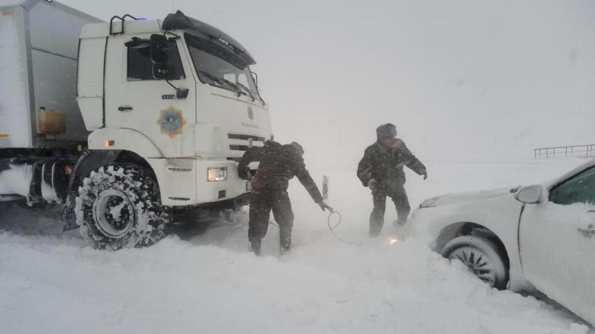 Спасатели трудятся на месте ЧС