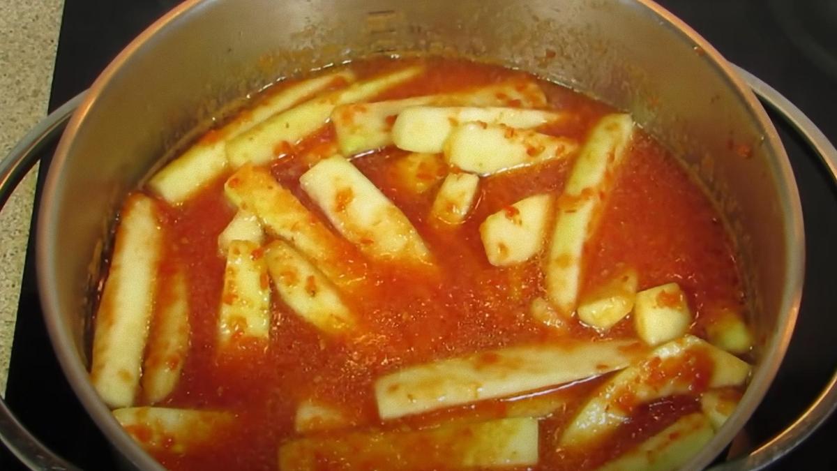 Кусочки кабачков с томатной пастой в кастрюле