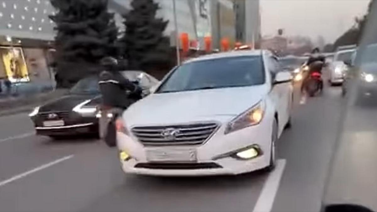 Мопедисты на встречке Мопедисты на встречке