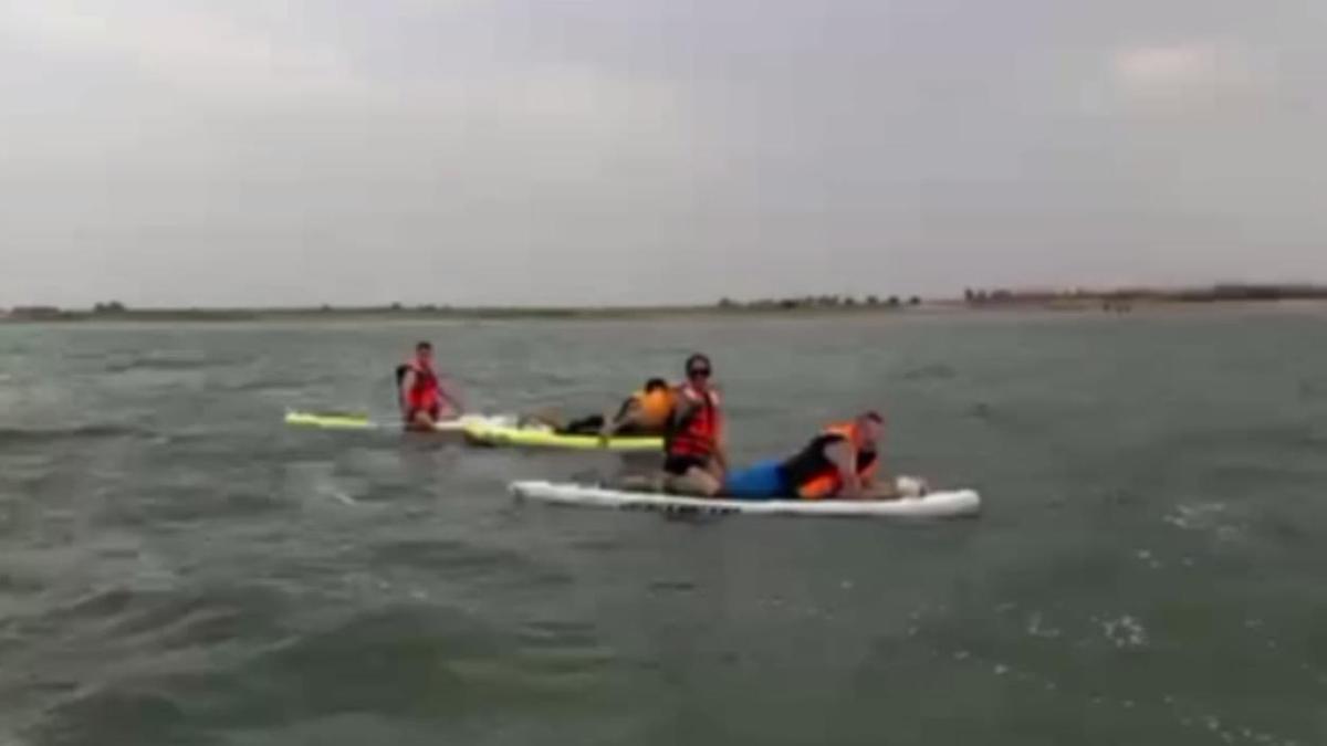 Люди плавают на байдарках
