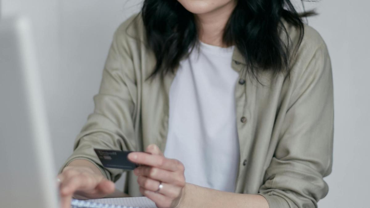 Женщина держит карту в руках