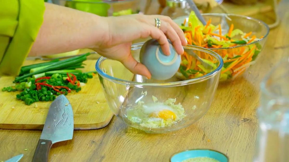 В стеклянную емкость с чесноком и яйцом всыпают сахар и соль
