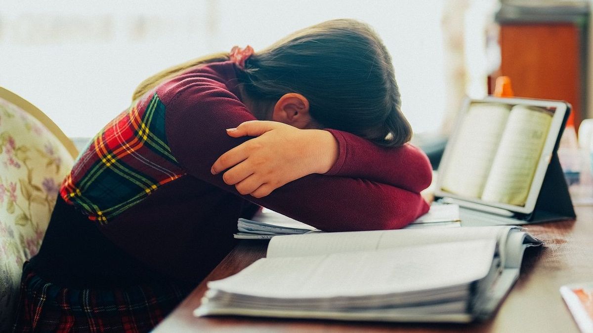 Школьница закрыла лицо руками