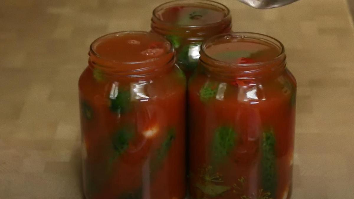 Огурцы в банках залиты томатным соком
