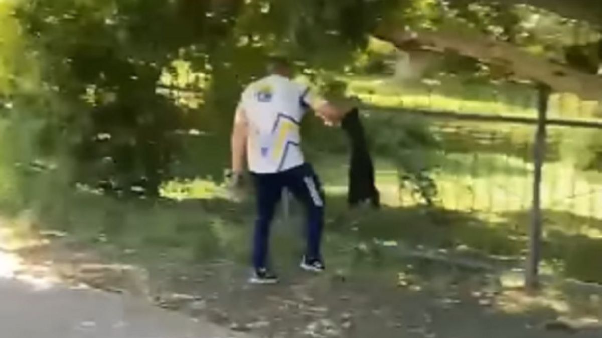 Мужчина уходит с футбольного поля
