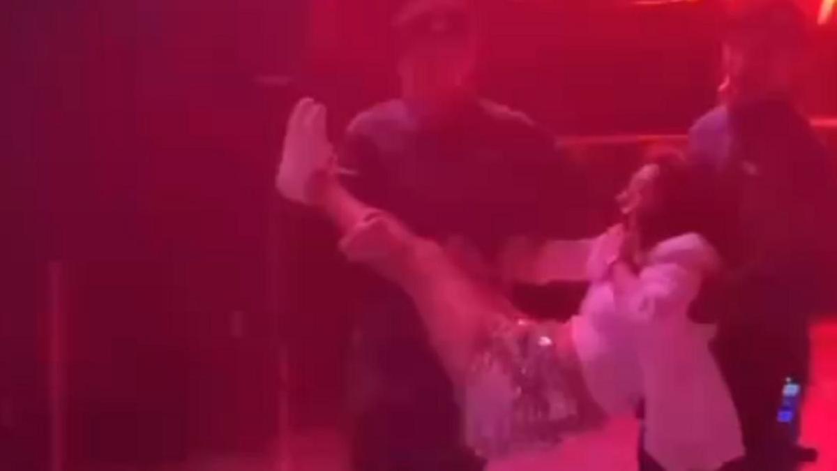 Женщину выводят с концерта Джей Ло