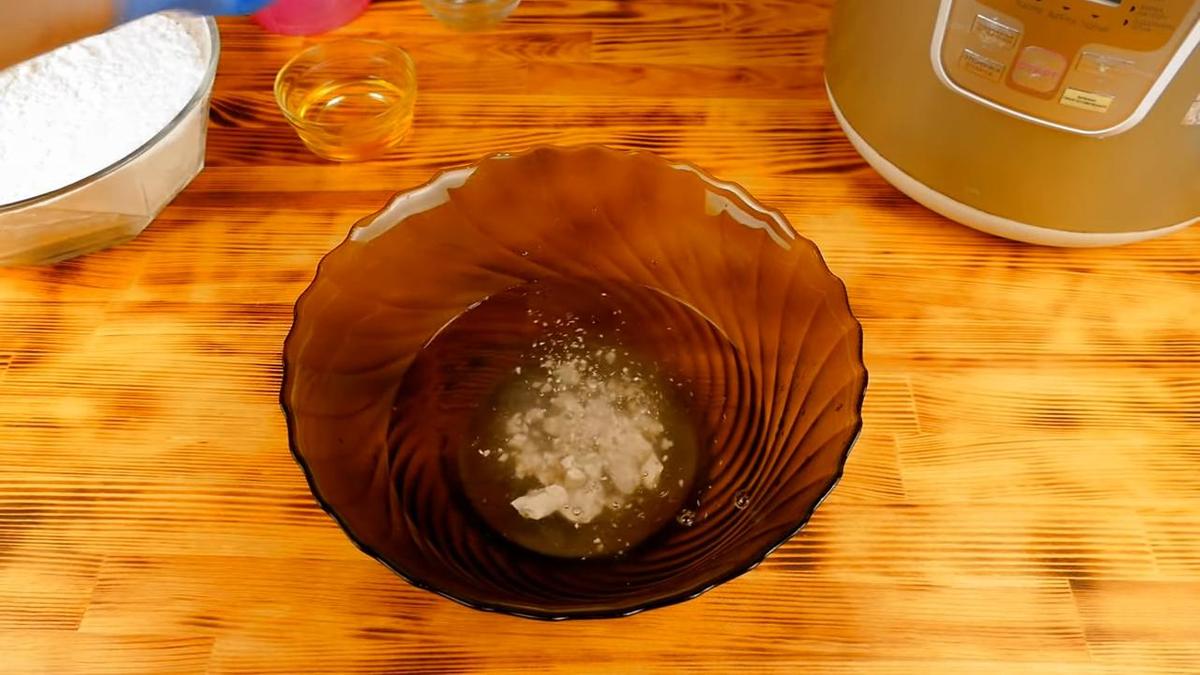 В миске дрожжи в воде