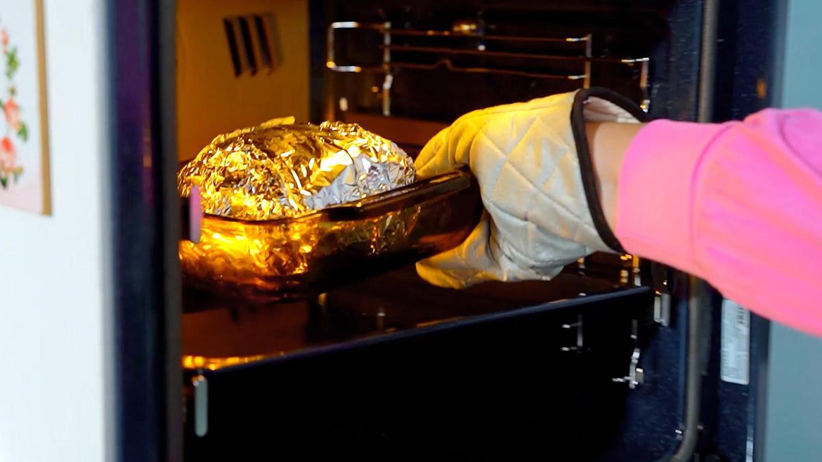 Мясо в фольге помещают в духовой шкаф