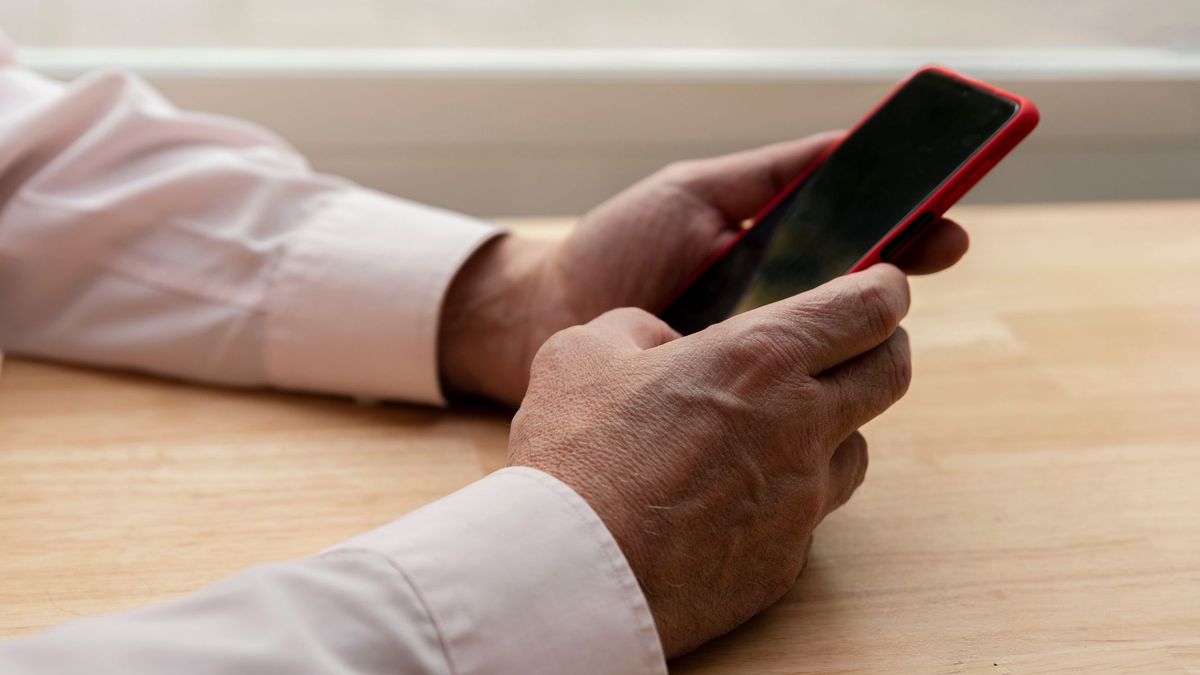 Телефон в руках у мужчины