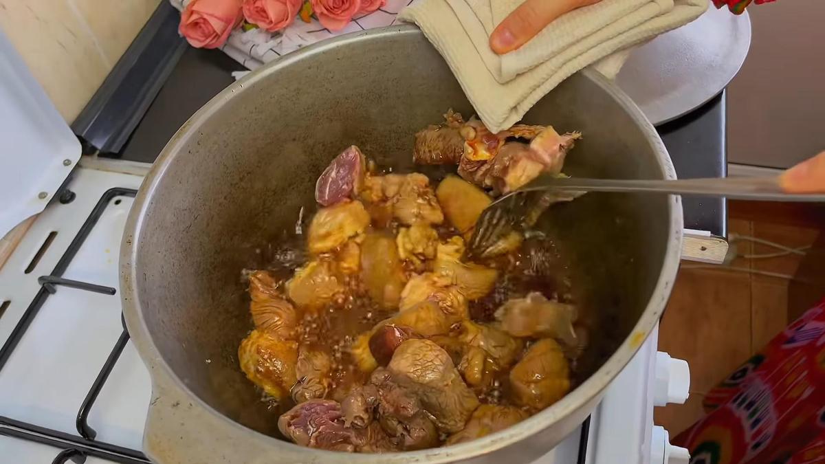 В казане перемешивают кусочки говядины