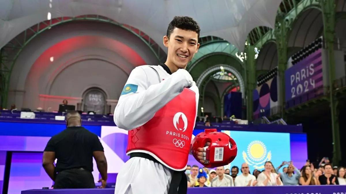 Порно: Әйел ұйықтап жатыр, күйеуі қызды ұрып жатыр Жыныс мүшесін алып тастамай ауыздағы ұштардың таңдауы