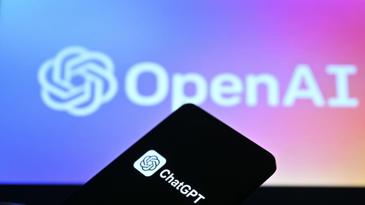 Человек держит смартфон с логотипом OpenAI