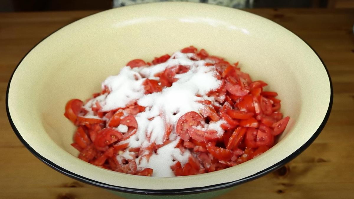 В миске помидоры и перец кусочками, соль, сахар