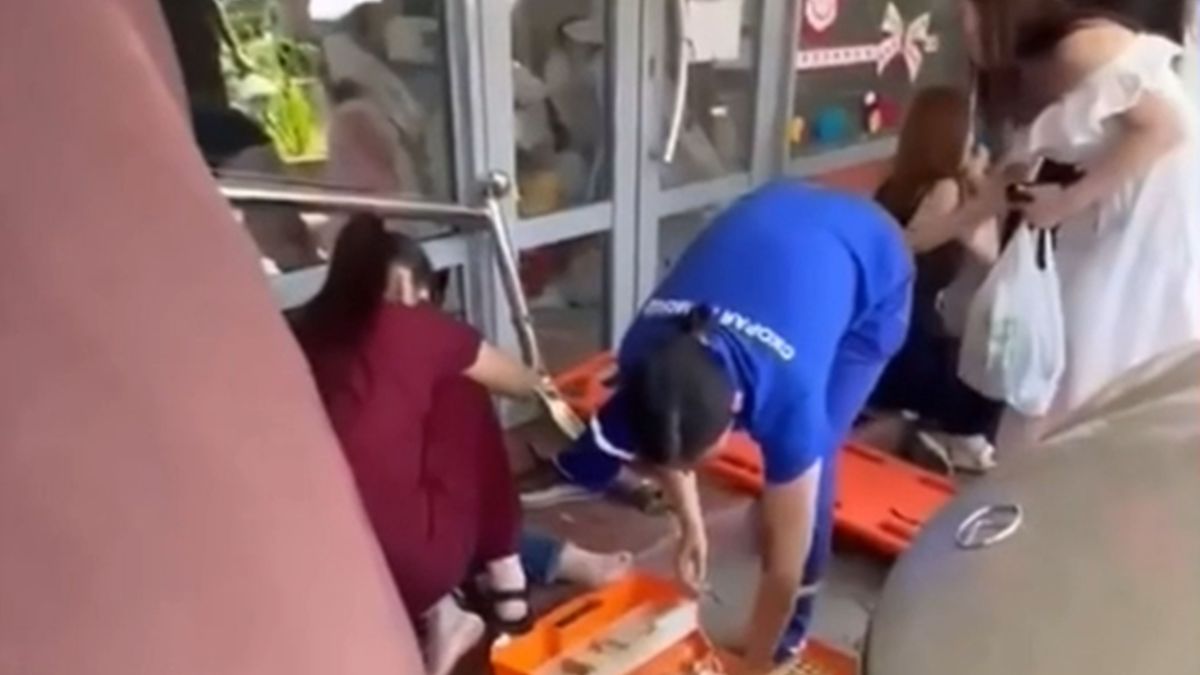 Медики помогают постарадавшей