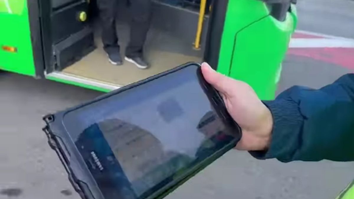Полицейский показывает нарушения на планшете