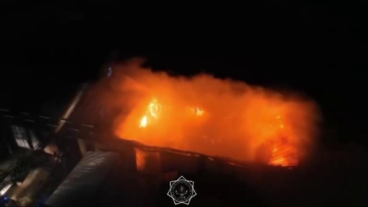 Пожарные тушат пожар