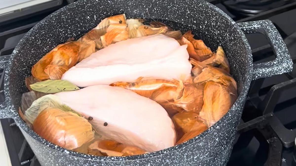 В кастрюле с водой и луковой шелухой варится сало