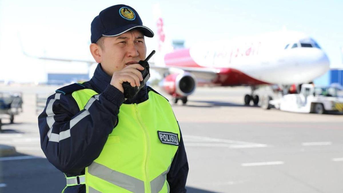 Полицейский в аэропорту Полицейский в аэропорту