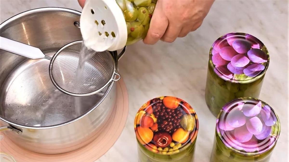 Маринад сливается из банок