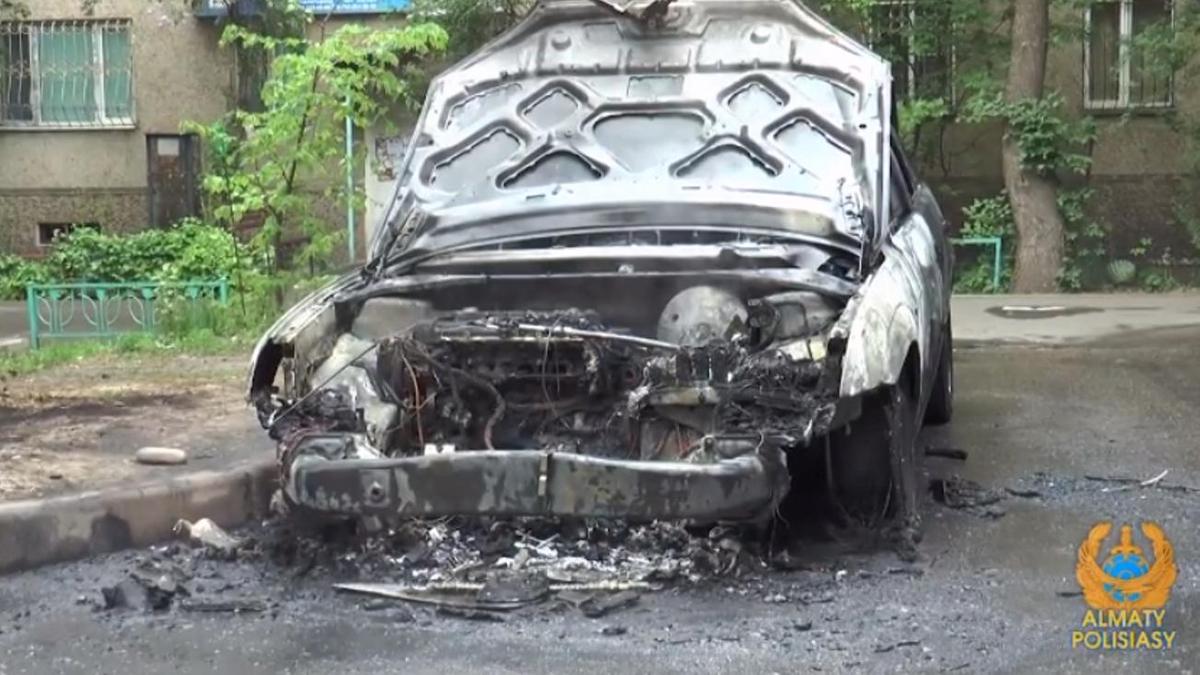 Автомобиль сгорел во дворе жилого дома