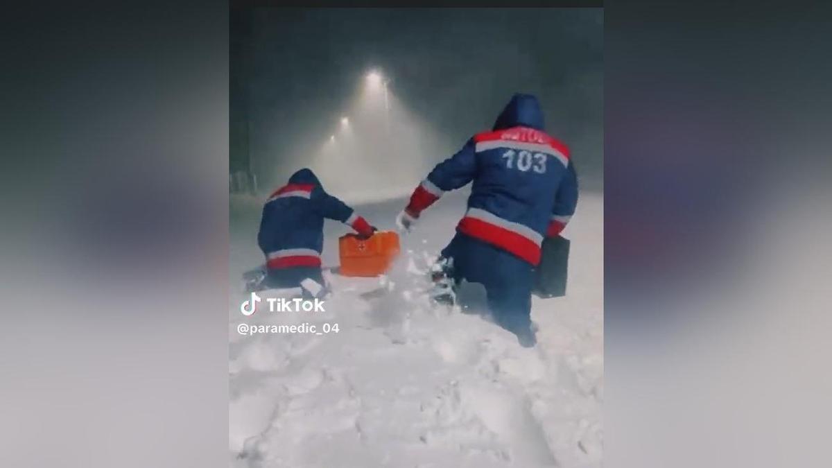 В Актюбинской области медики по сугробам ползли к больному