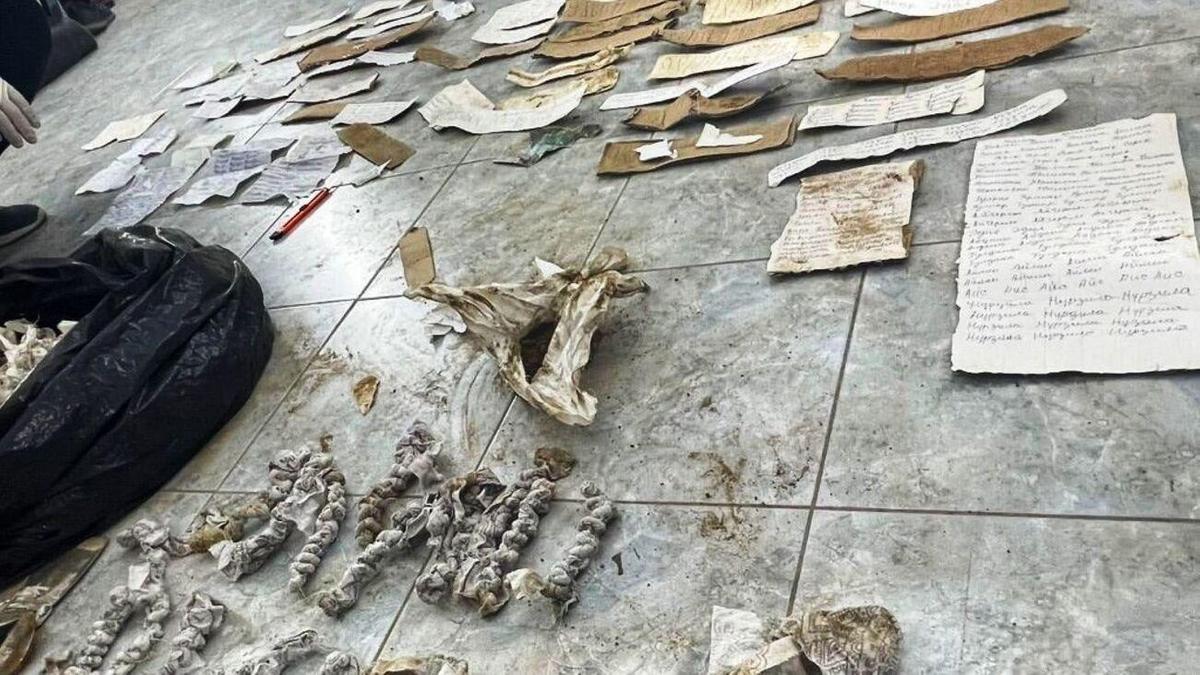 Қабір басынан табылған өртенген заттар Қабір басынан табылған өртенген заттар