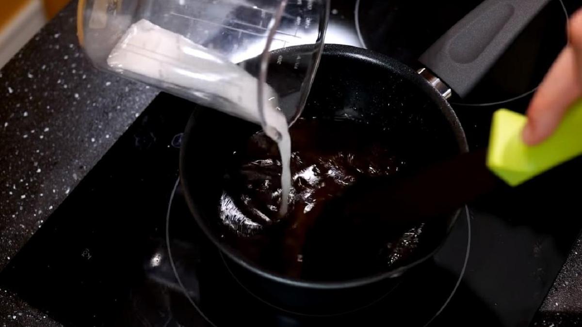 Влейте в соус разведенный крахмал