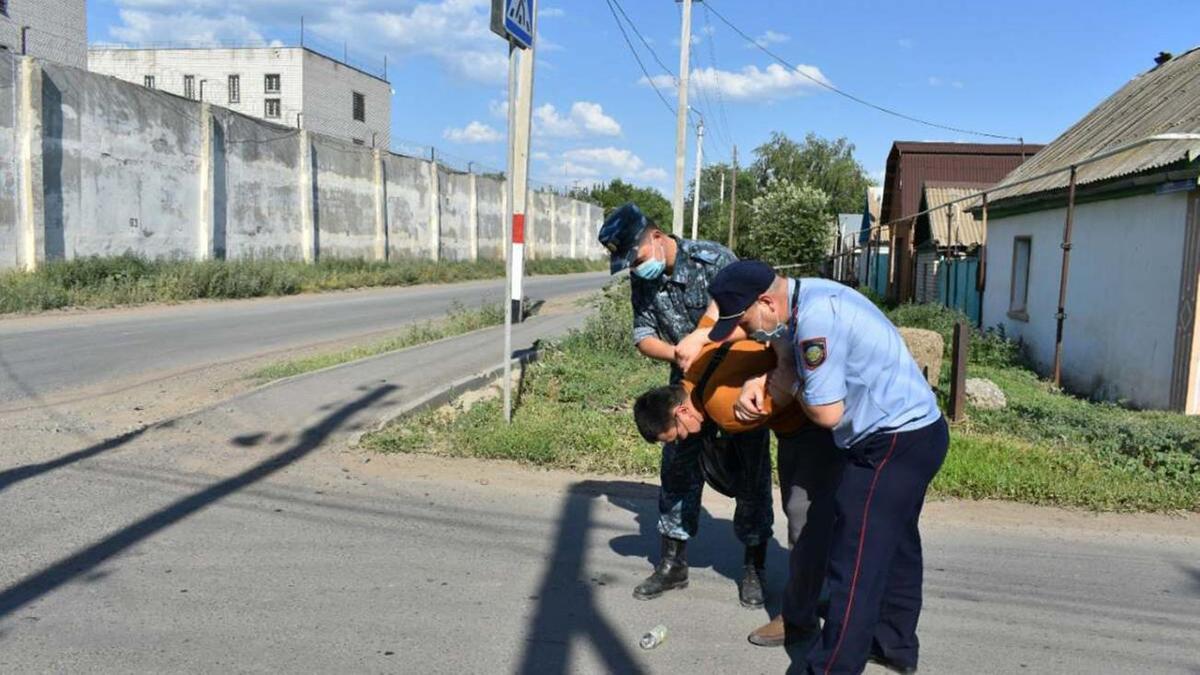 Двое полицейских задерживают подозреваемого