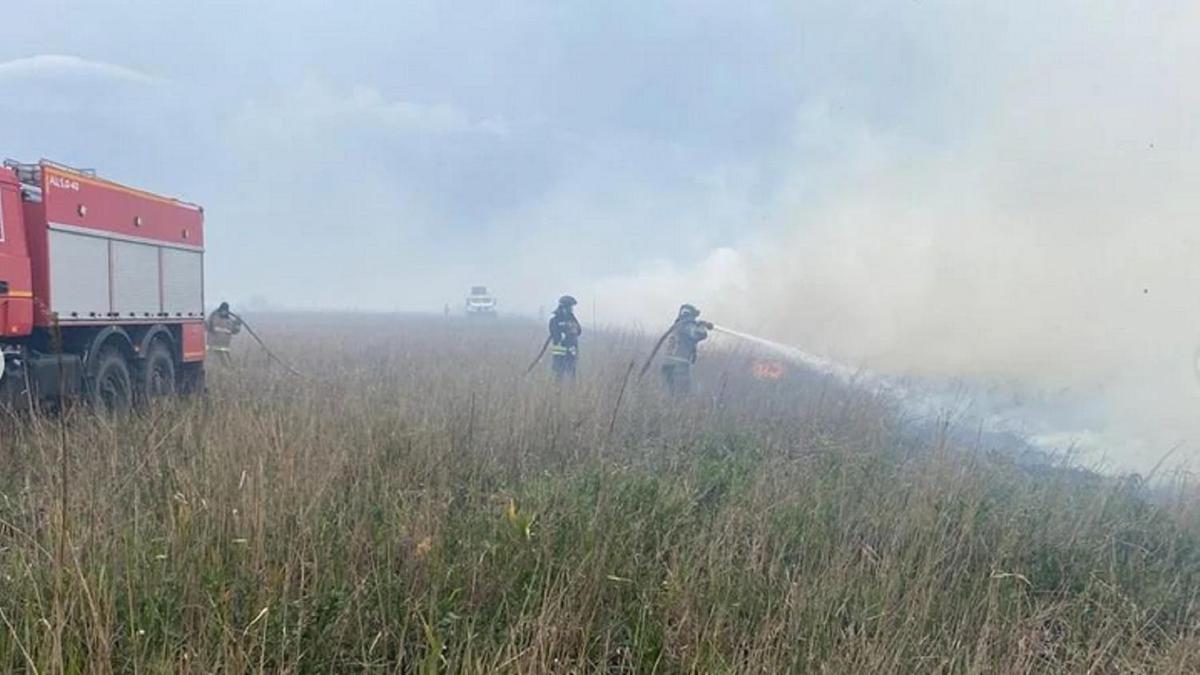 Өрт сөндірушілер Астана іргесіндегі өртті сөндіруде