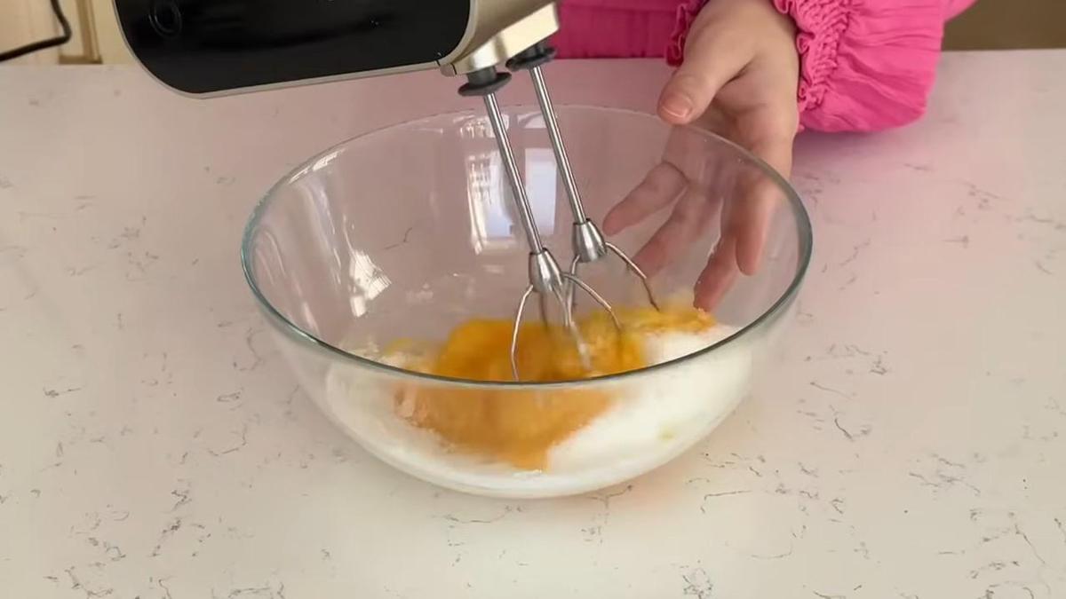 В стеклянной миске миксером взбивают яйца с сахаром