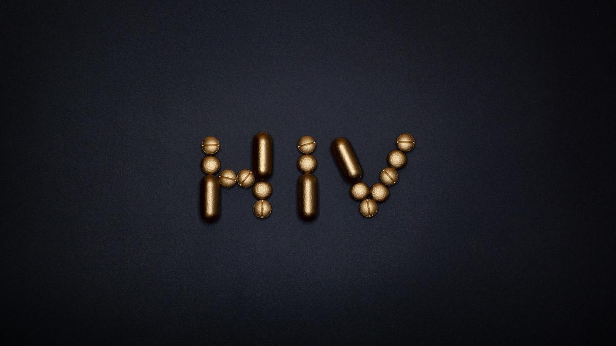 Надпись HIV выложена из таблеток